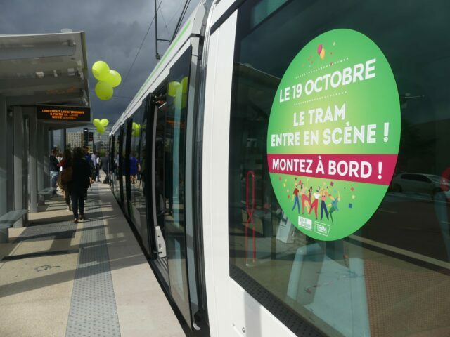 Inauguration tramway Avignon 19 octobre ballon vert Tram à quai