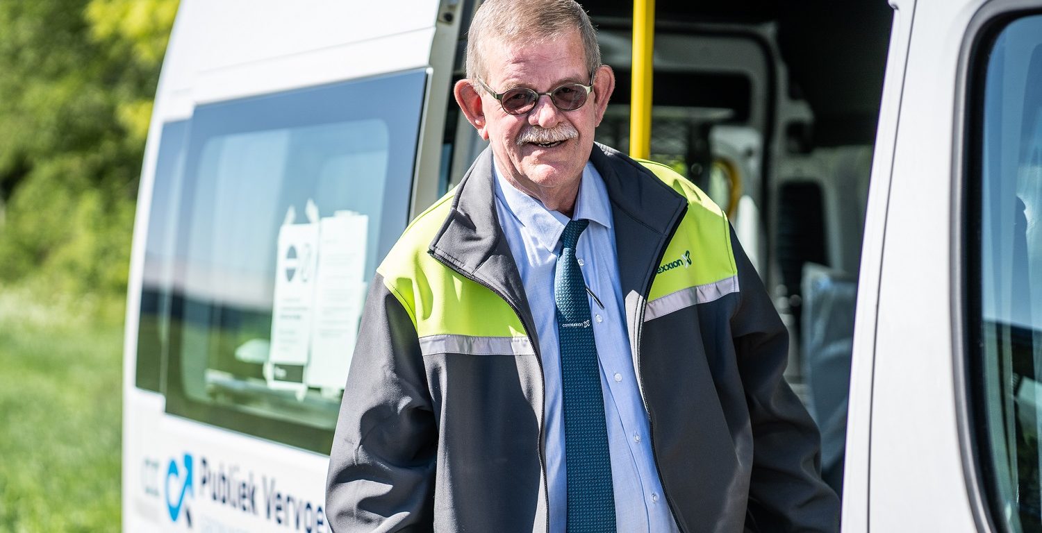 Nico Roeters conducteur en uniforme chemise cravatte veste jaune fluo de Taxi à Veendam