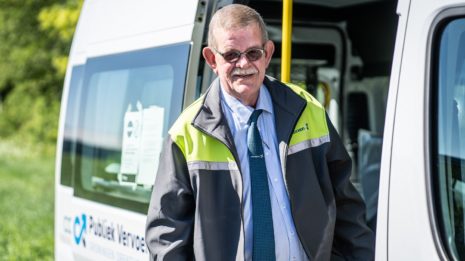 Nico Roeters conducteur en uniforme chemise cravatte veste jaune fluo de Taxi à Veendam