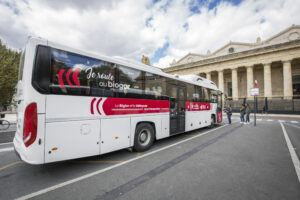 Car Bio gaz Bordeaux Métropole à l'arrêt avec des gens qui montent