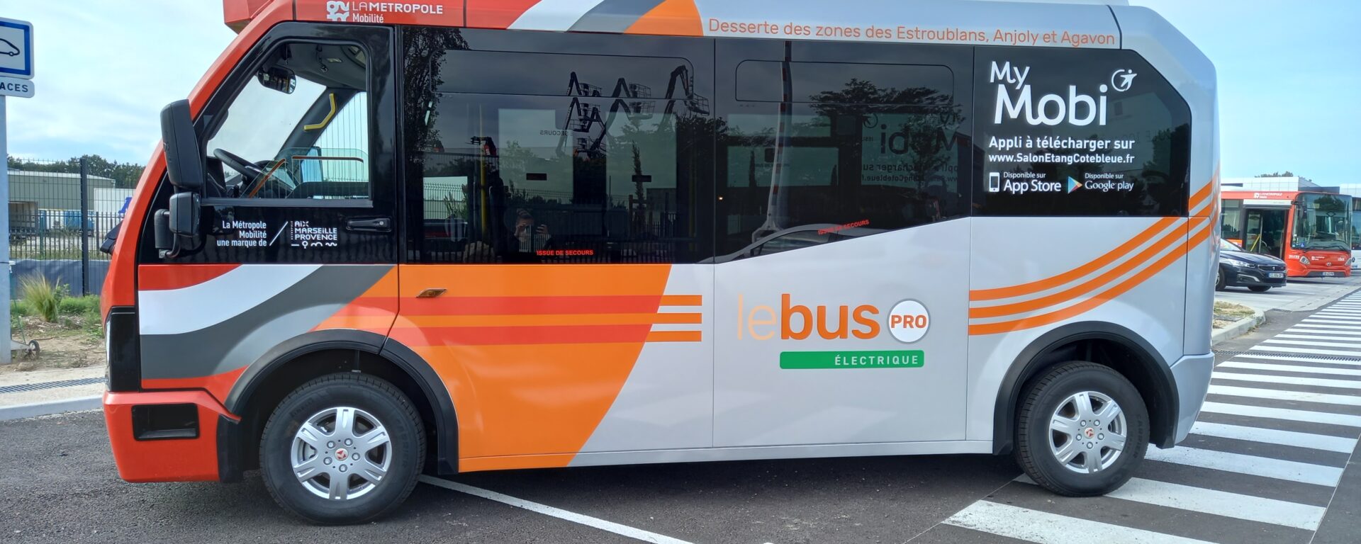 Bus orange et blanc LeBusPro sur un parking