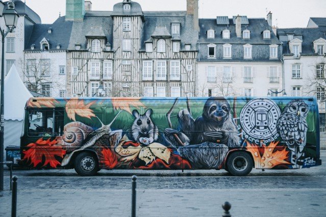 ludobus recouvert d'une fresque colorée