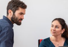 Un homme et deux femmes collègues de bureau qui discutent