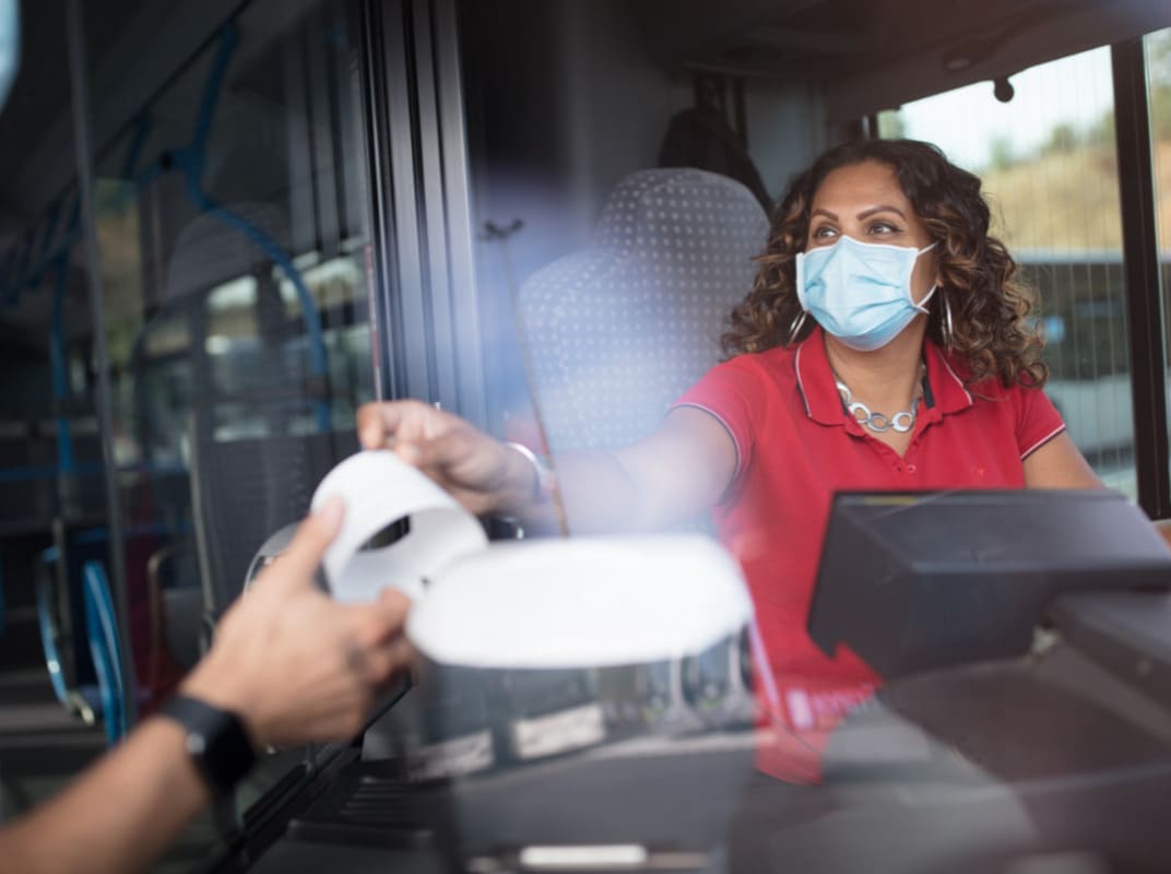 conductrice de bus vérifiant le titre de transport d'un voyageur