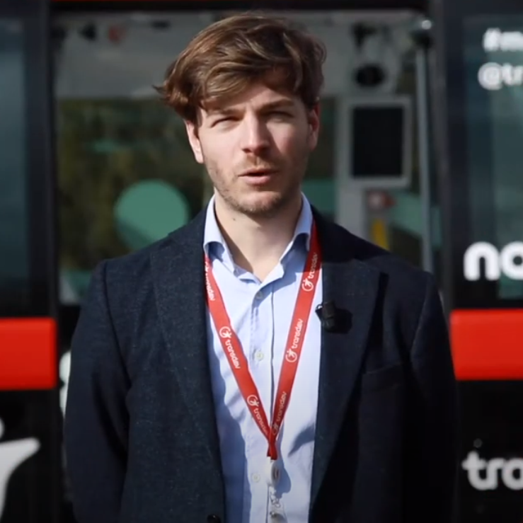 Portrait Albéric chemise veste badge transdev devant bus