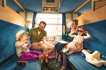 famille heureuse dans un train