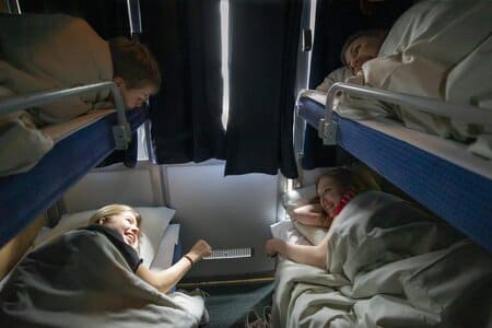 famille dormant dans un train de nuit