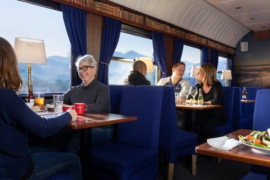 plusieurs personnes déjeunant dans un train dans le wagon restauration