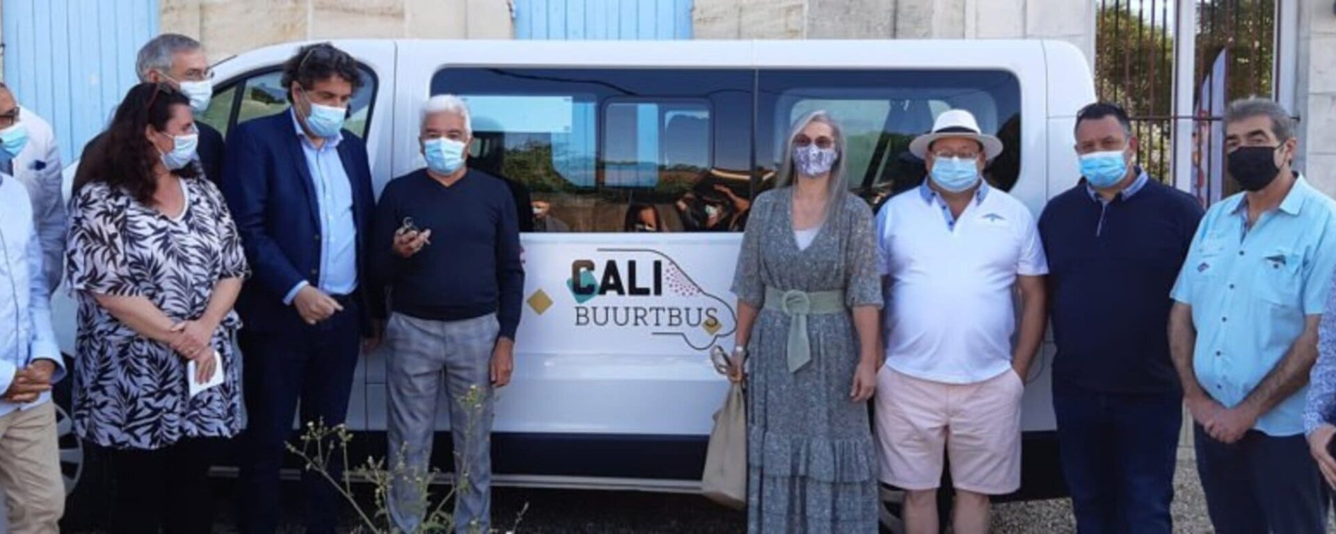 4 personnes prenant une photo devant un bus calibus