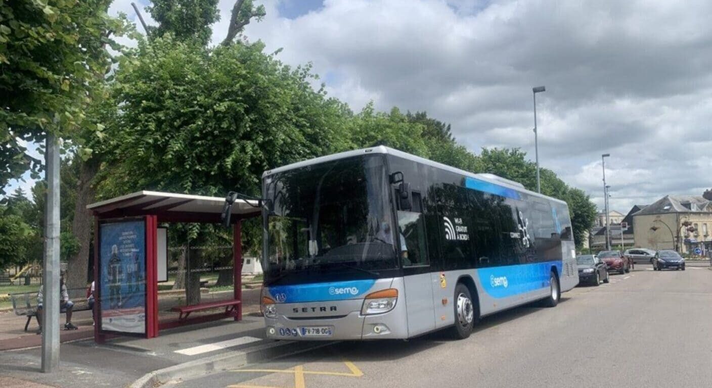 bus bleu du réseau semo