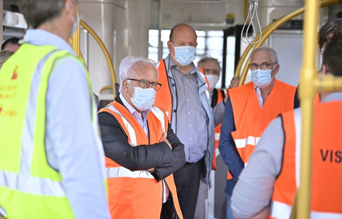 discussion entre salariés dans un bus âgés avec des gilets réfléchissants