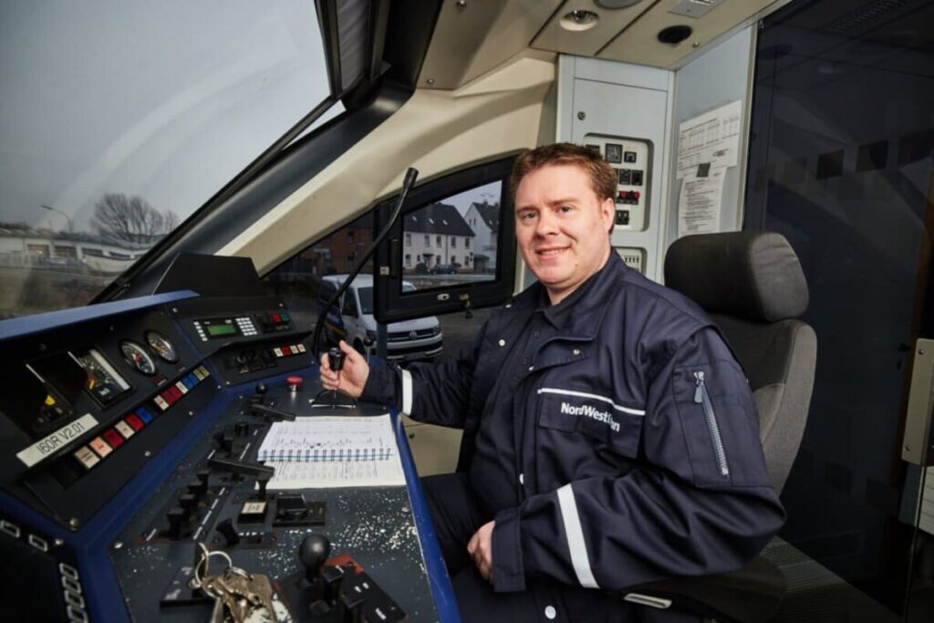 Portrait de Manuel Finger dans sa cabine : il devient conducteur de train en Allemagne après une carrière dans les airs