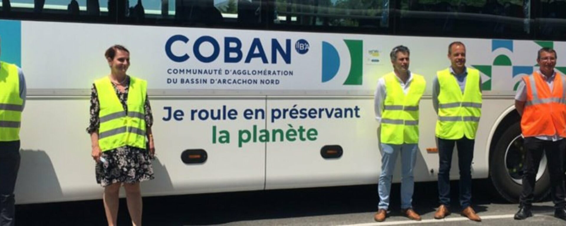 salariés posant devant un bus Coban en préservant la planète