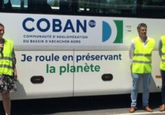 salariés posant devant un bus Coban en préservant la planète
