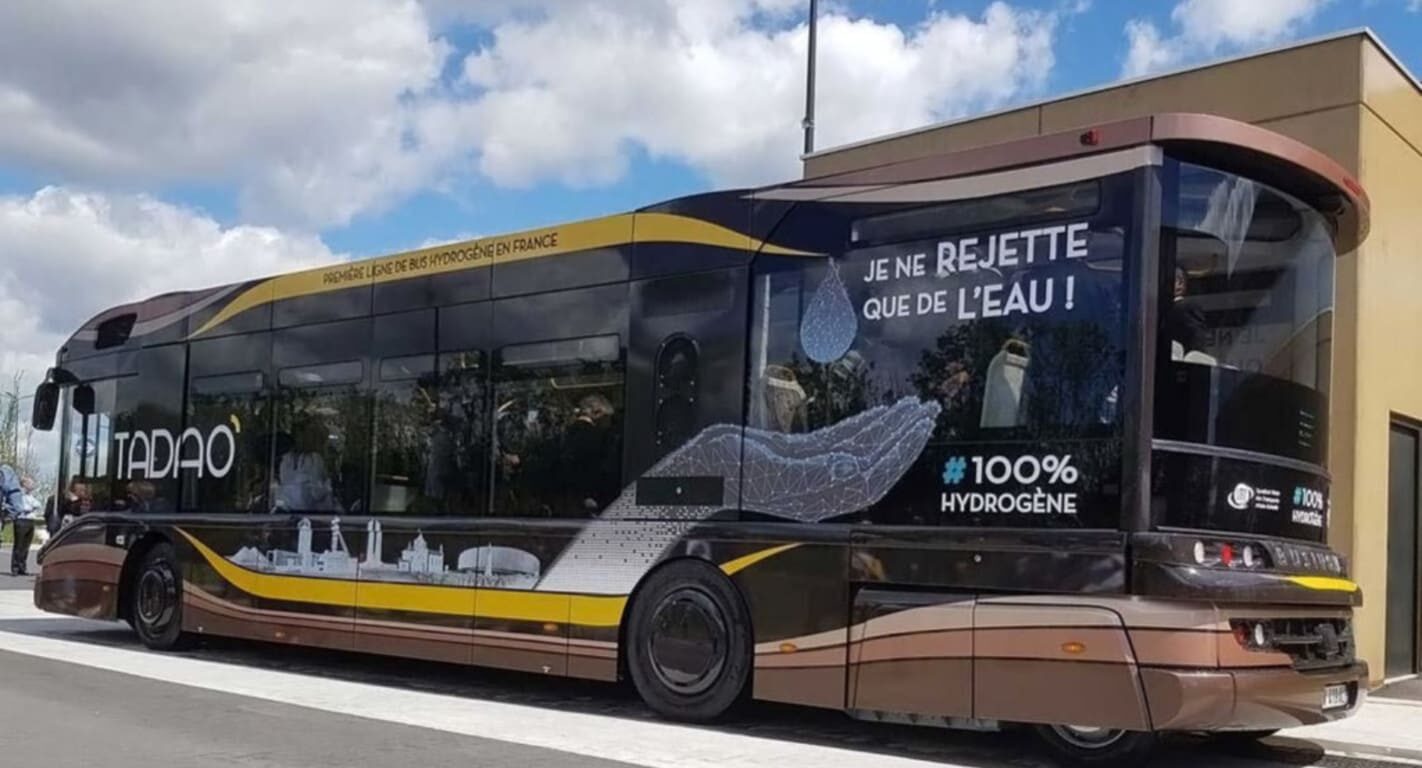 bus marron et jaune tadao hydrogene