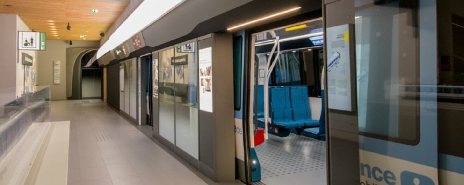 photo d'une gare à l'intérieur à une station