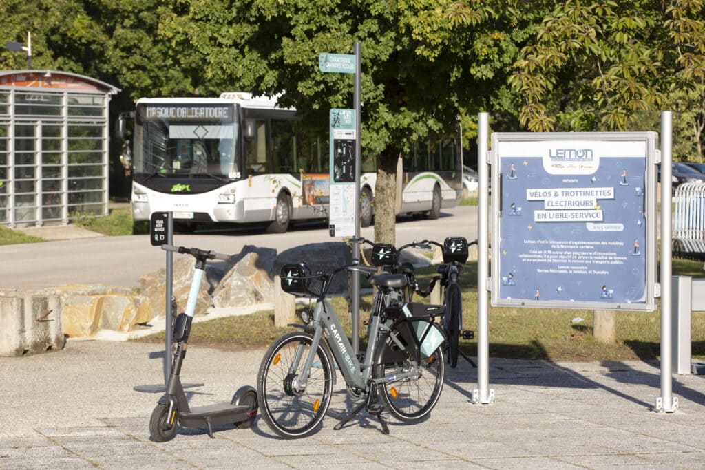 photos de vélos et trottinettes devant un arrêt de bus