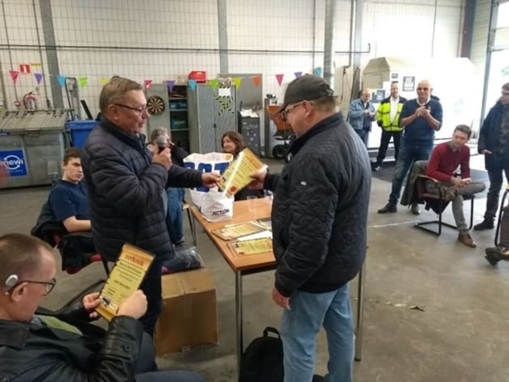 homme partageant un flyers à un autre homme