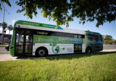 Bus électrique ebus vert et blanc de transdev pour la zéro émission sur le bas côté à côté d'herbe et arbres