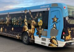 bus bleu avec des décorations de noel couleur or