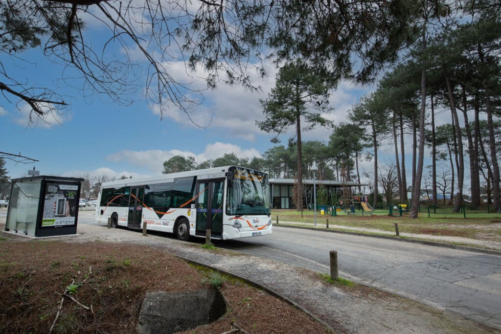 bus circulant à Arcachon dans une forêt