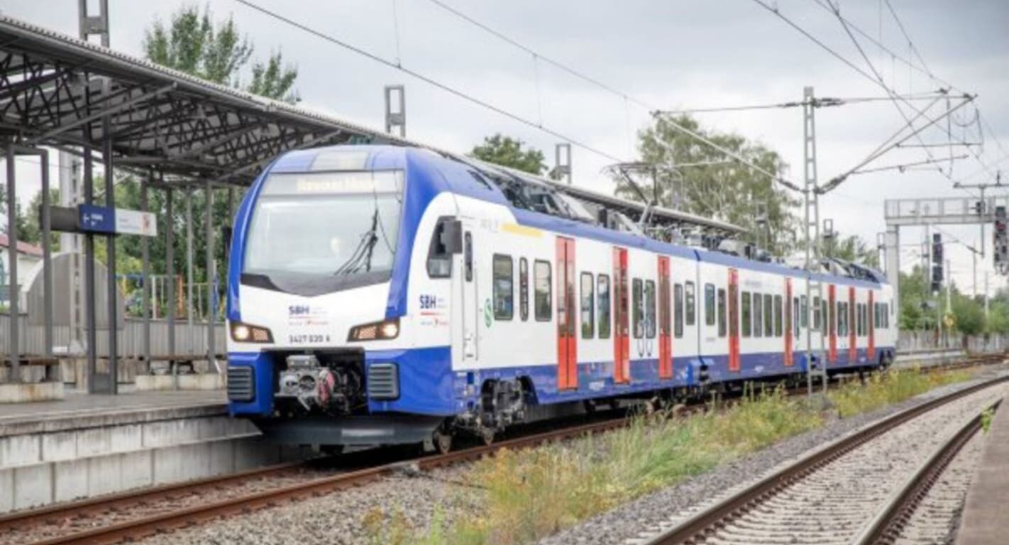 train blanc bleu et rouge germain