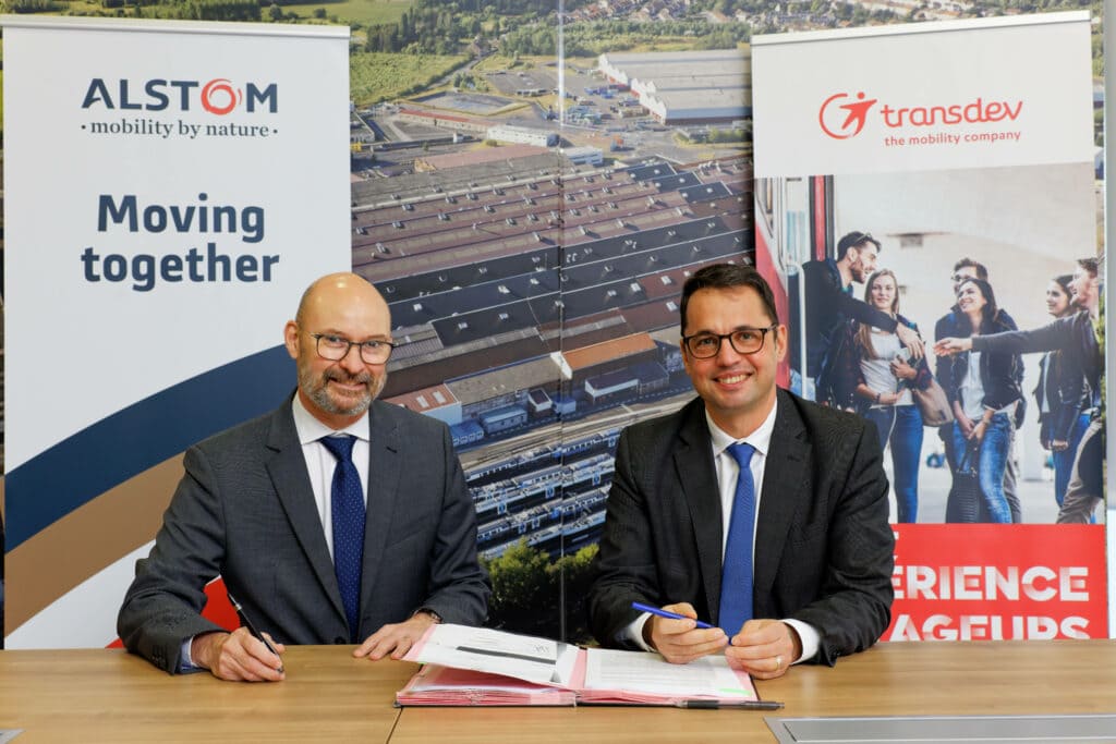 Olivier Delecroix (Alstom) and Vincent Destot (Transdev) at the signing of the contract on 16 December at the Alstom site in Crespin (©Alstom / Samuel Dhote)