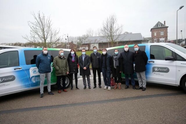 Collaborateurs du réseau Pastel debout devant des vans Pastel Hauts-de-France