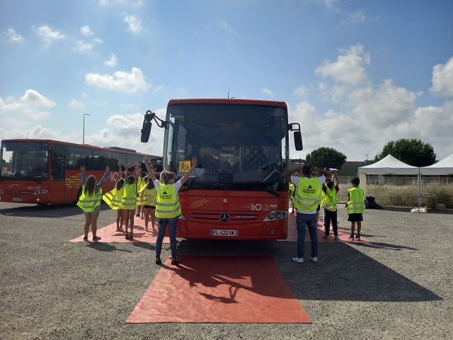 Enfants de dos et deux encadrants pour Transdev Occitanie Ouest