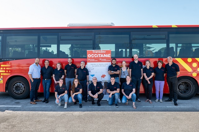Equipe Transdev Occitanie Littoral devant un bus