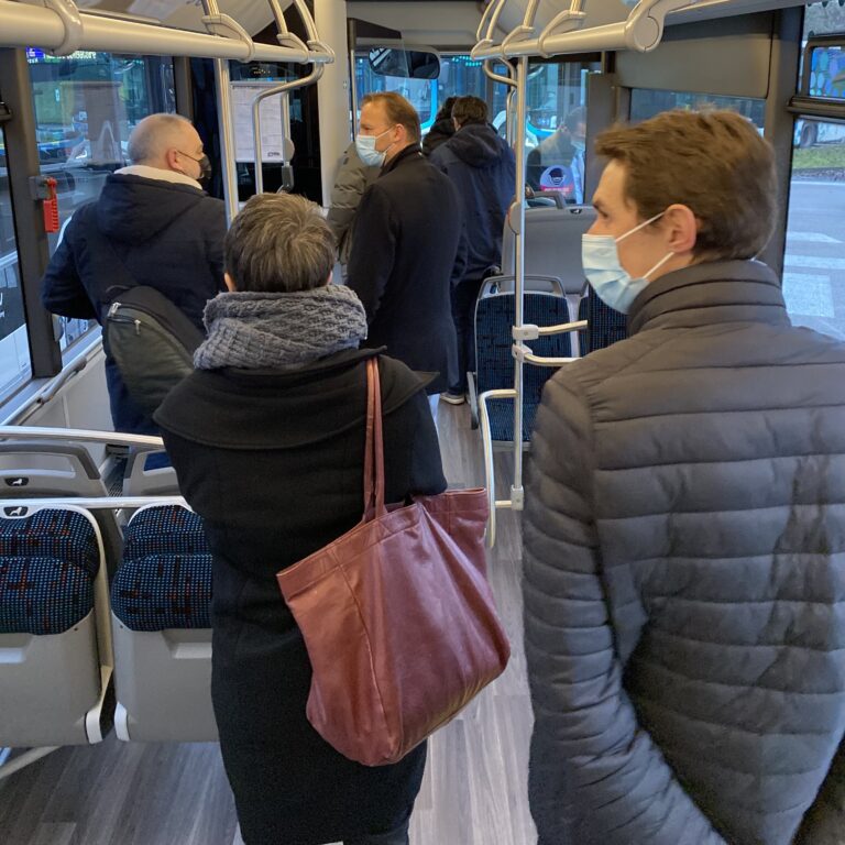 Réseau pastel, personnes dans un bus hybrid