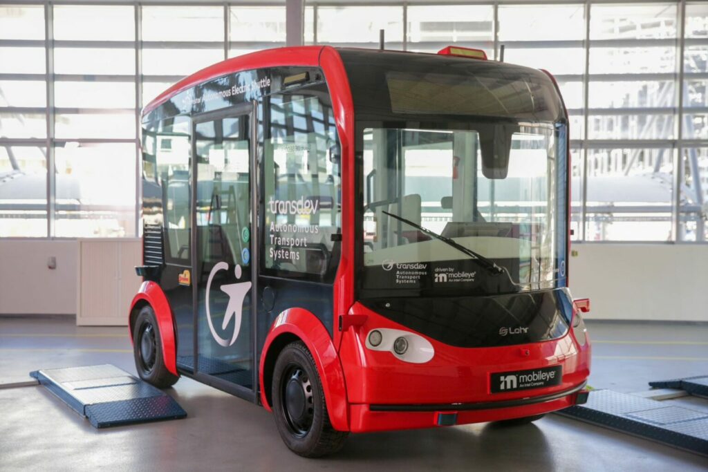 Voiture autonome rouge Transdev Mobileye