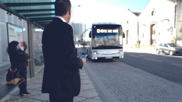 Homme tenant un ticket à la main à un arrêt de bus. Bus qui arrive Aveiro-Sem Portugal