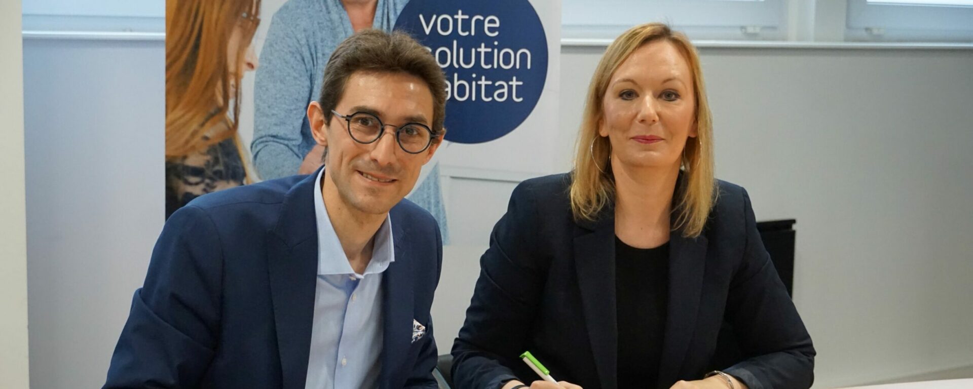 Un homme et une femme signataire du partenariat SIGH x Transdev