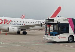 Navette Transdev Toulouse Blagnac sur le Tarmac aux côté d'un avion HOP!