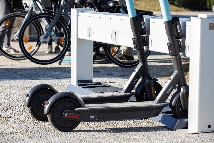 Trottinettes garées au hub de mobilité à la Chantrerie à Nantes