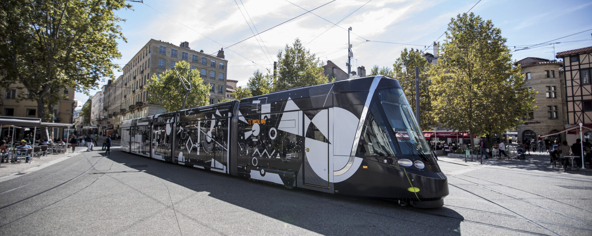 Tramway de Saint Etienne STAS avec un habillage design, dans le cadre du concours international « Un tramway nommé design »