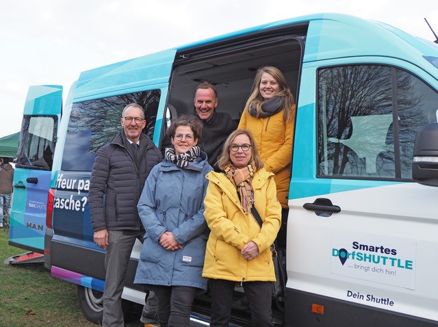 Passagers et Smart Village Shuttle de Transdev en Allemagne