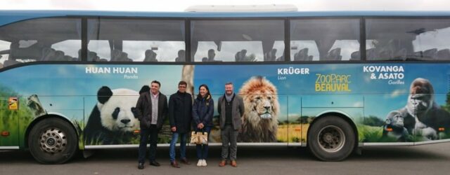 2 homme et 2 femmes se tiennent debout devant un caar au covering Zoo de Beauval