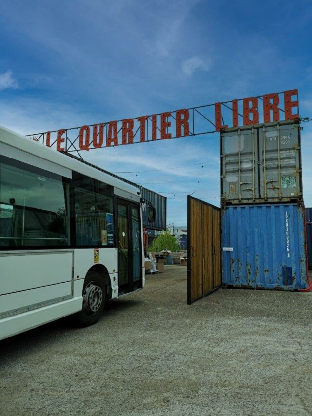 Ancien bus Transdev au Quartier Libre, lieu culturel en Normandie