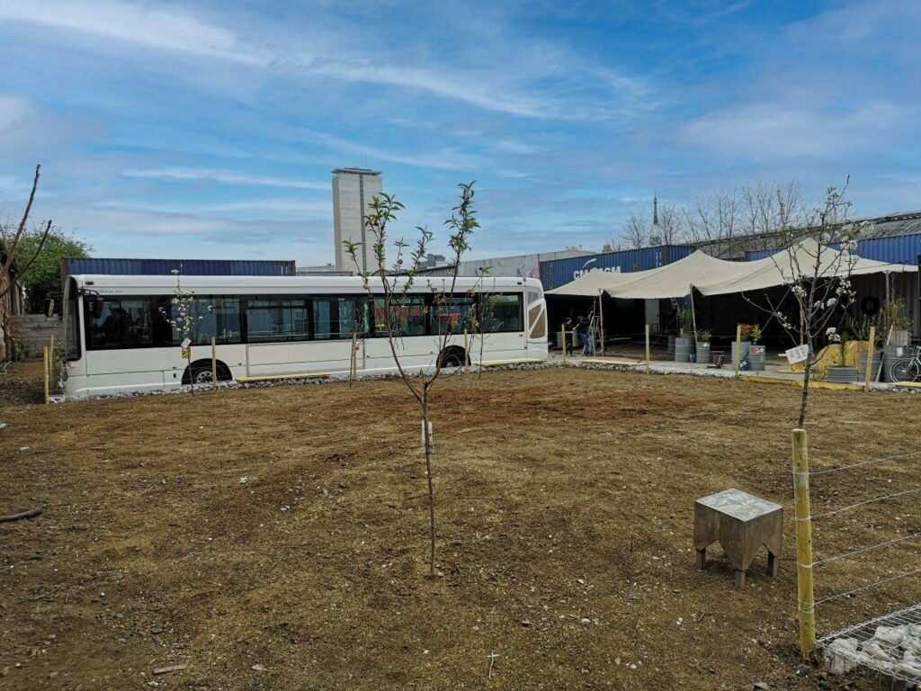 Ancien bus Transdev au Quartier Libre, lieu culturel en Normandie