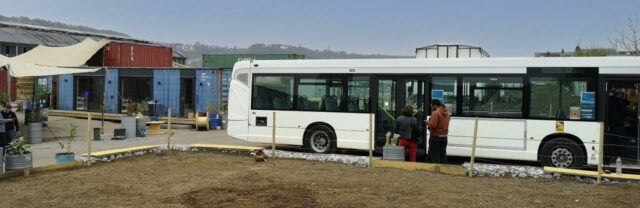 Ancien bus Transdev au Quartier Libre, lieu culturel en Normandie