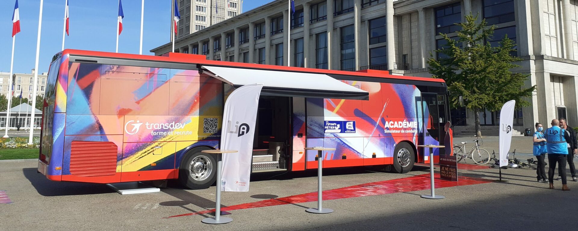 Journée sécurité au Havre de devant un bus Transdev Académie