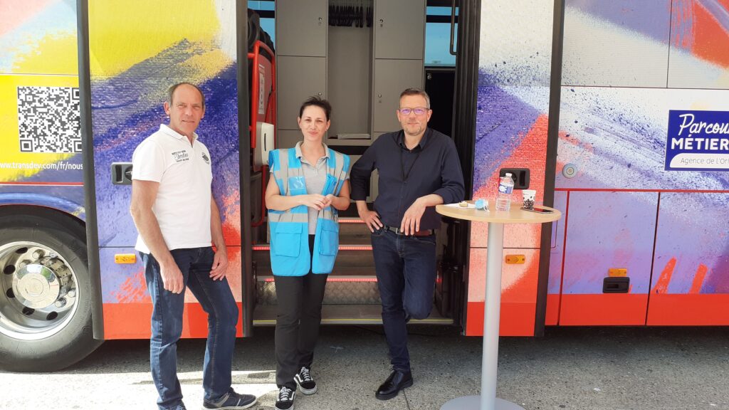 Journée sécurité au Havre de devant un bus Transdev Académie