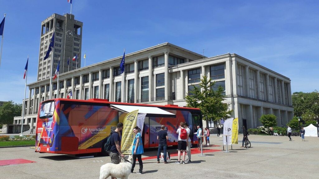 Journée sécurité au Havre de devant un bus Transdev Académie