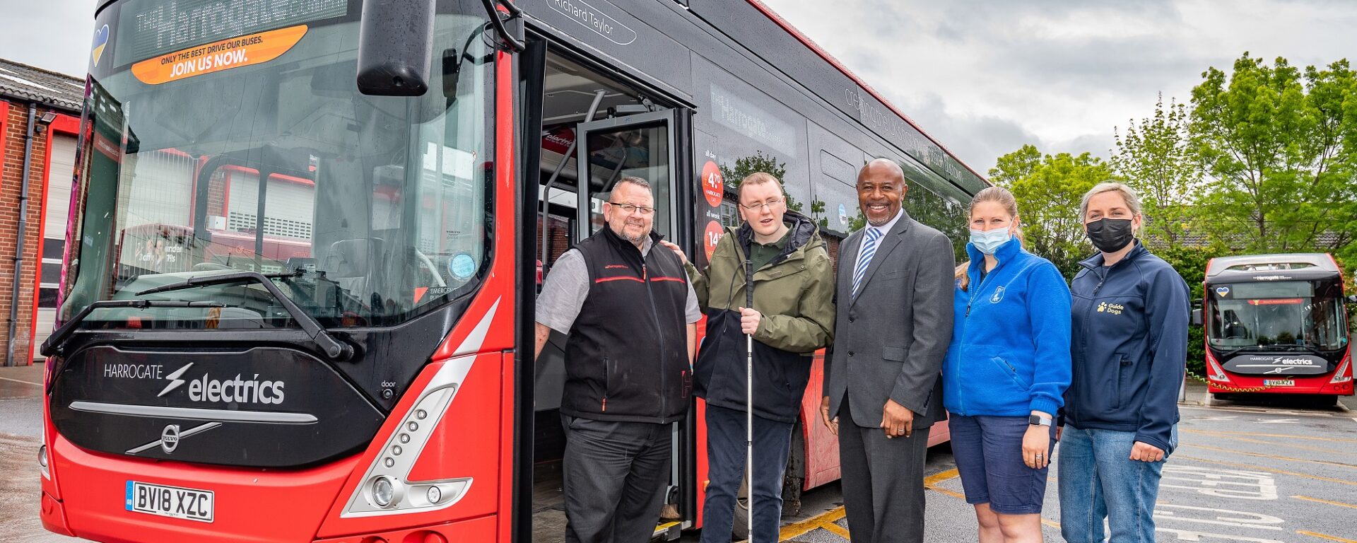 Jeune garçon malvoyant du Henshaws College de Harrogate sur le point de visiter un bus de Harrogate company au Royaume Uni