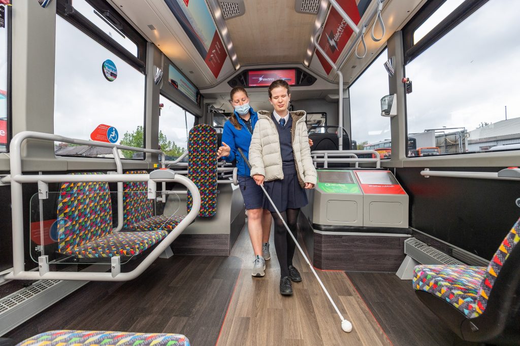 Jeune fille malvoyante du Henshaws College de Harrogate visite un bus de Harrogate company au Royaume Uni (avec une accompagnante voyante)