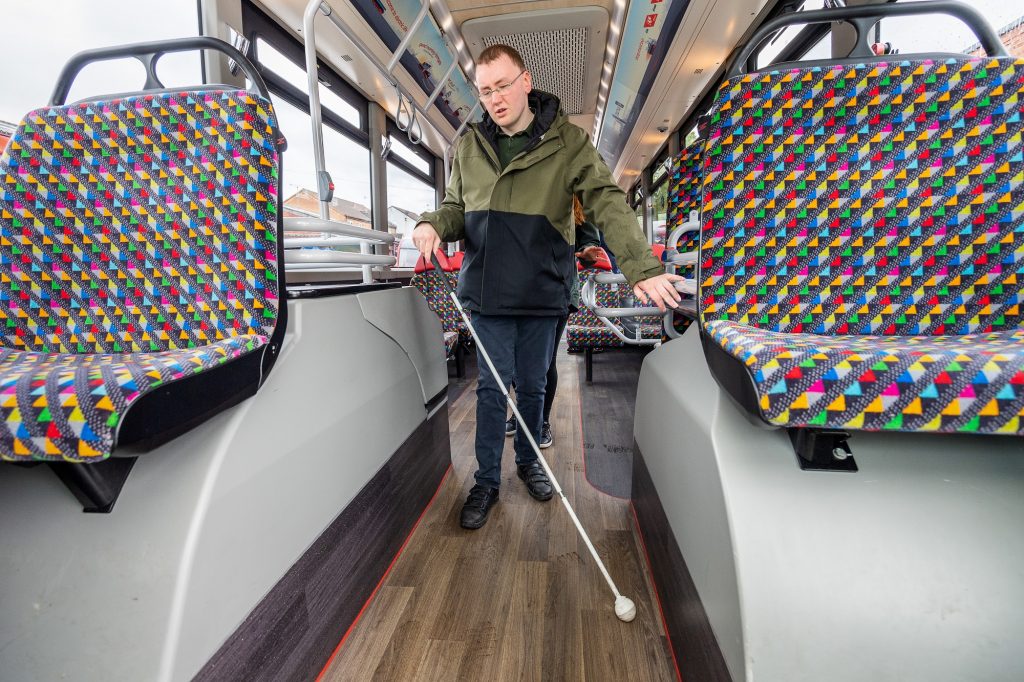 Jeune garçon malvoyant du Henshaws College de Harrogate visite un bus de Harrogate company au Royaume Uni