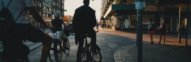 un homme et une femme faisant du vélo sur une grande avenue