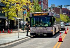 Bus violet USA en direction de Downtown Shuttle femme attendant de monter à bord route travaux